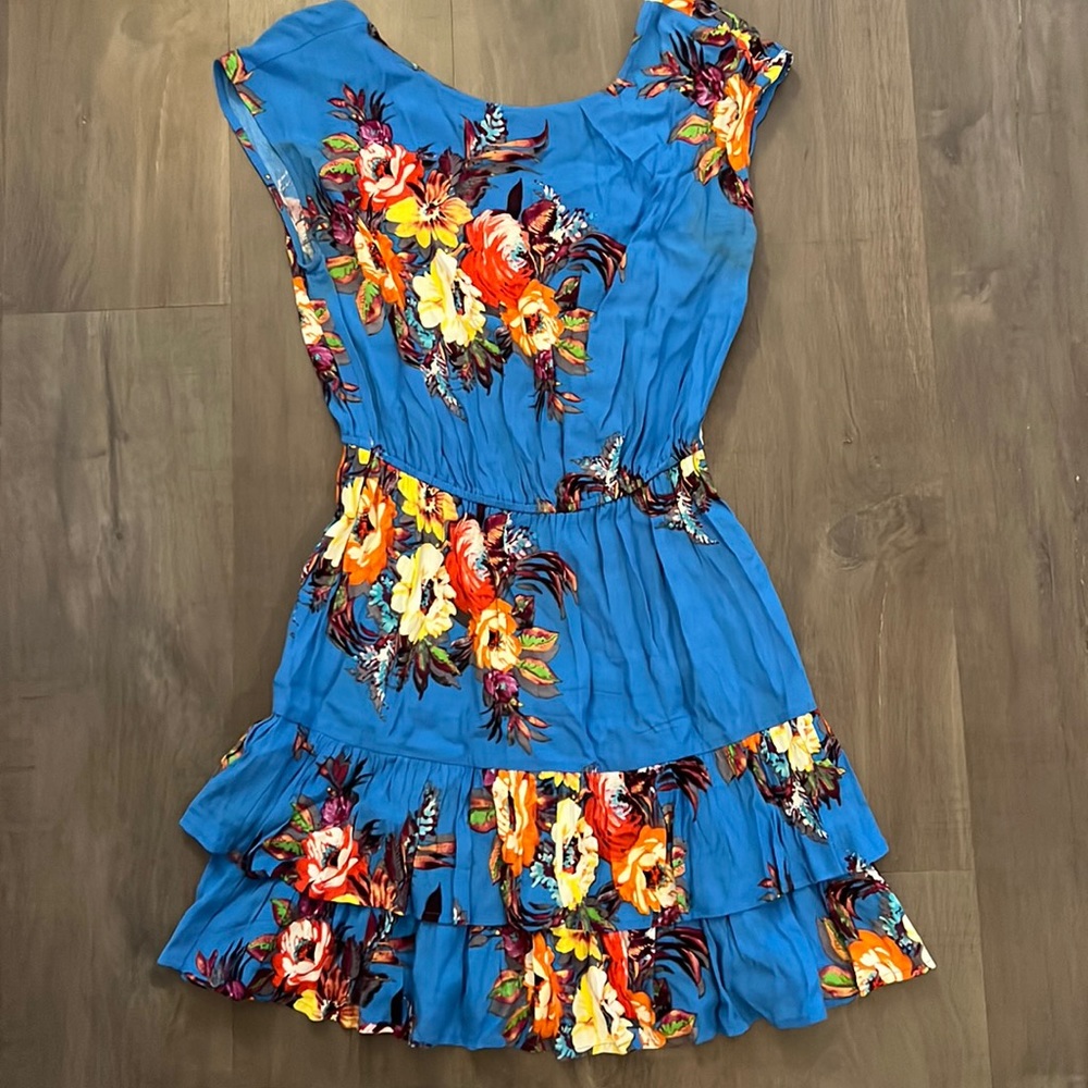 BEAUTIFUL and flattering floral print short dress. Great for summer!